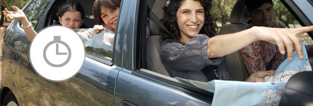 familia en un auto sonriendo