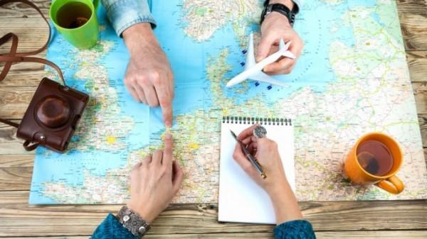 Unas personas señalando un mapa